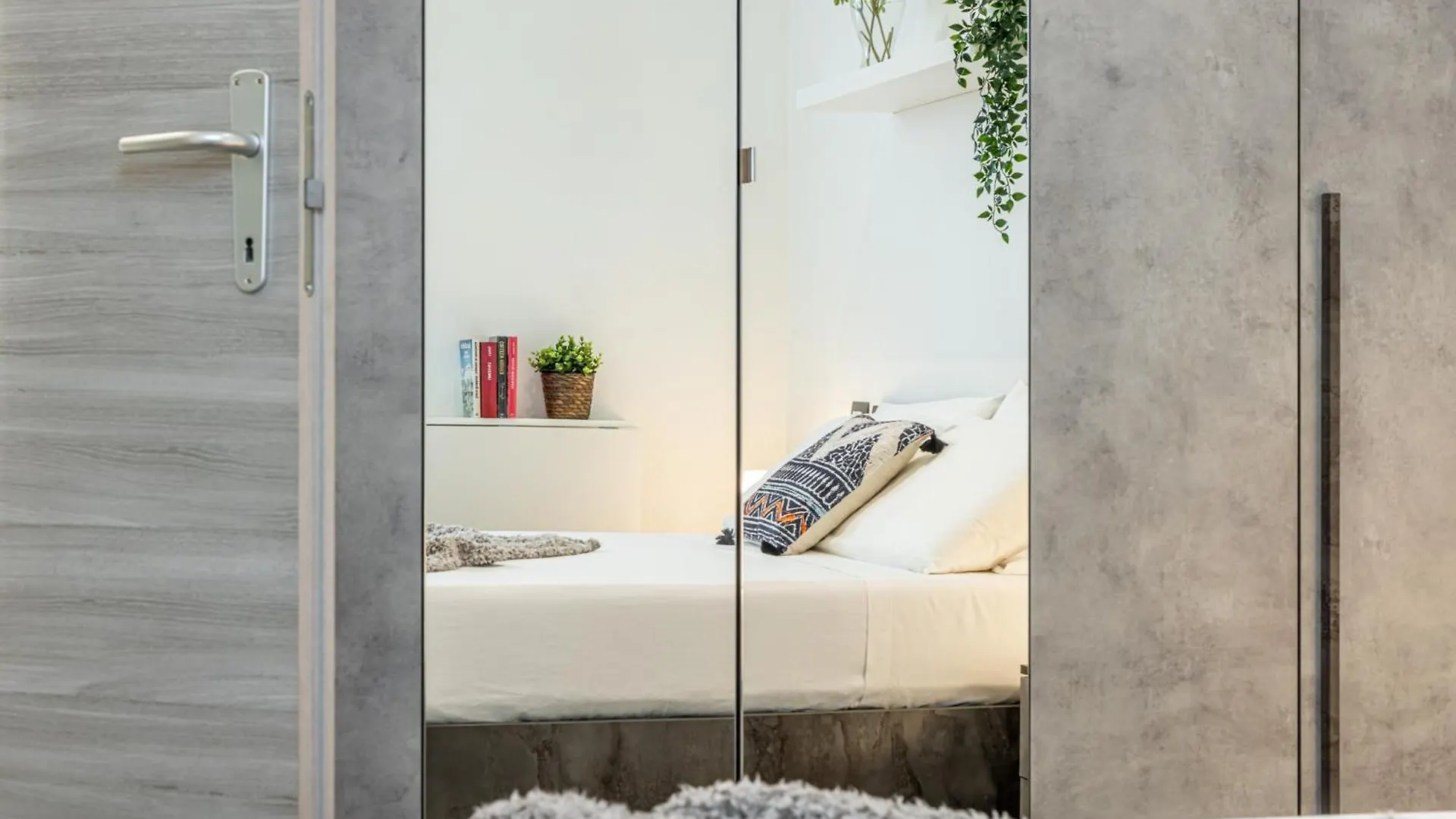 Santa Giulia Suite - 15Min Duomo-Linate Milan Apartment